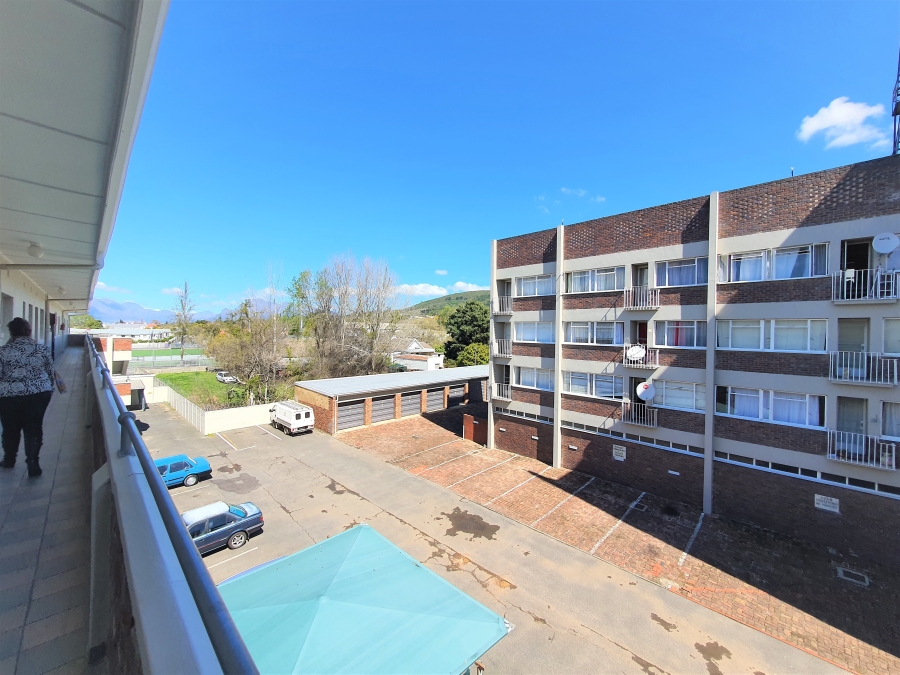 To Let 1 Bedroom Property for Rent in Esterville Western Cape